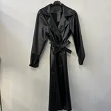 Cappotto trench nero ecopelle con bottoni senza tasche con cintura — foto 5