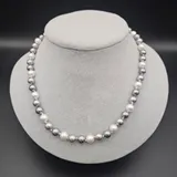Collana in pasta di conchiglia con moschettone inox – Grigio, beige e viola — foto 1