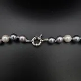 Collana in pasta di conchiglia con moschettone inox – Grigio, beige e viola — foto 3